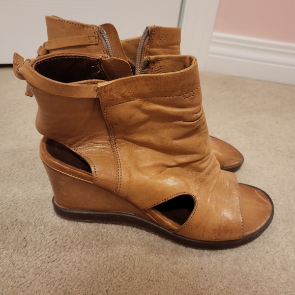 Open Toe Tan Wedge - Picture 2 of 8